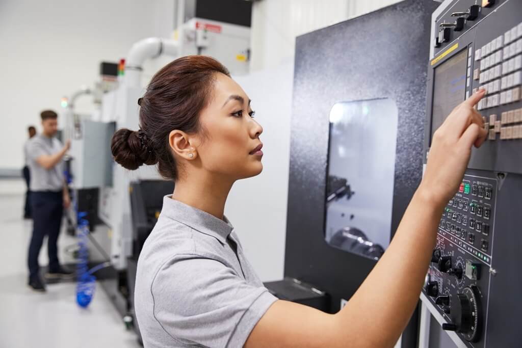 precision-cnc-machining-Operator processing-CNC